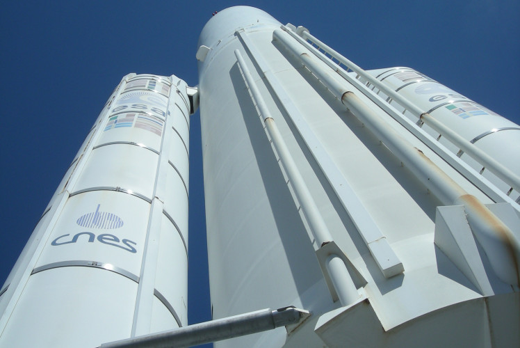 Photo of the full-size model of Ariane 5 at the Paris Air Show – © Michel Petit https://www.flickr.com/photos/couscouschocolat/5873411761/in/photostream/